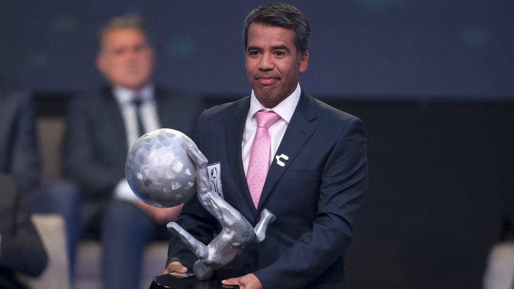 Pável Pardo en la ceremonia del Salón de la Fama del futbol mexicano