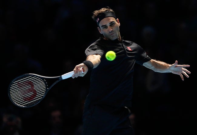 Federer golpea la pelota en un juego del ATP Finals