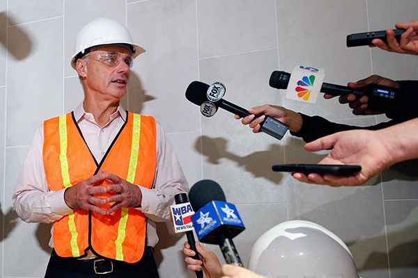 Rob Manfred en el recorrido del nuevo estadio de Rangers