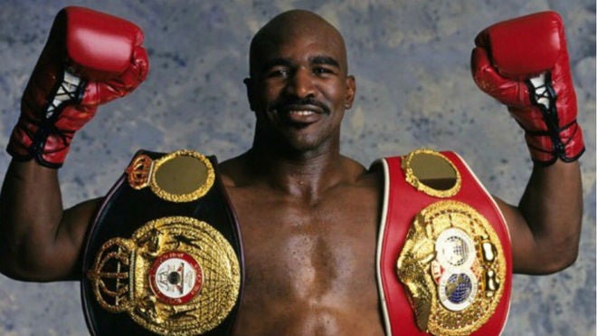 Evander Holyfield, con sus cinturones