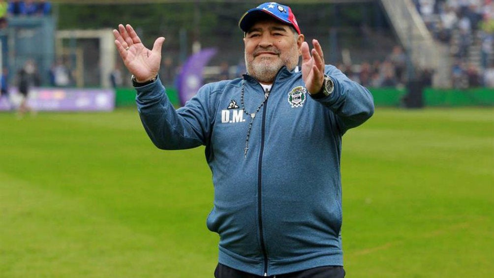 Diego Maradona dirigiendo al Gimnasia