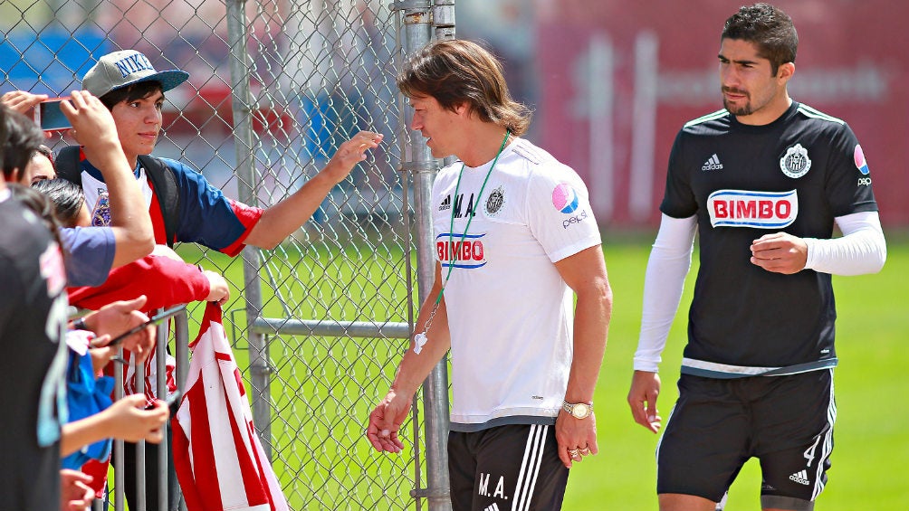 Matías Almyeda y Jair Pereira atienden a aficionados rojiblancos