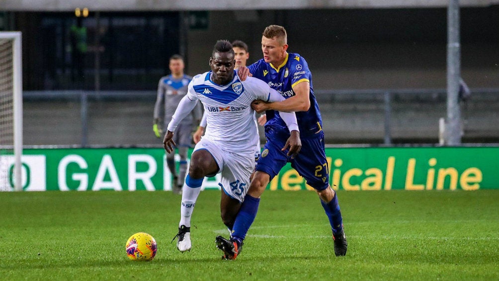 Mario Balotelli en acción en el Brescia vs Hellas Verona