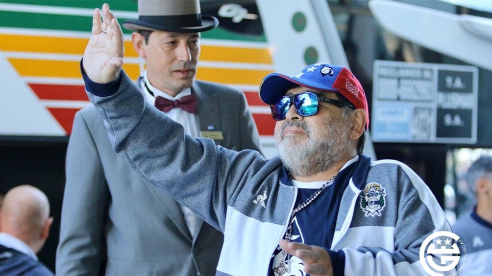 Diego Maradona saluda a los aficionados de Gimnasia y Esgrima La Plata