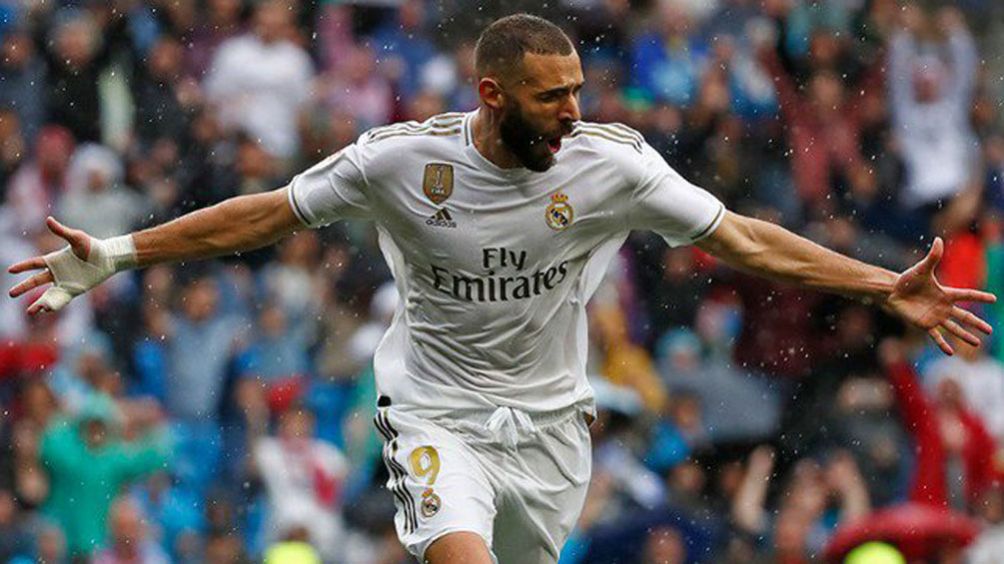 Karim Benzema celebra un gol con el Real Madrid 