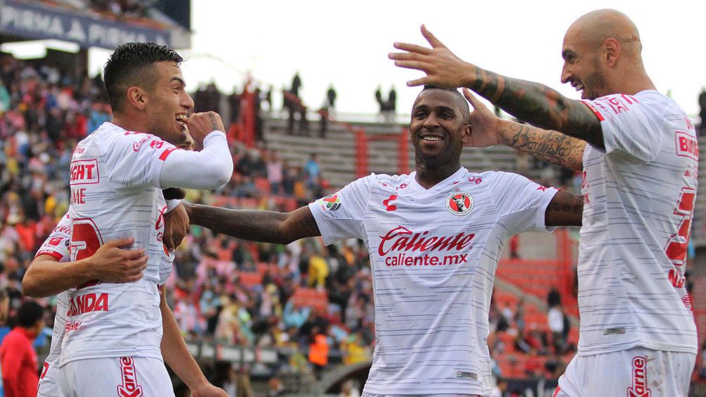 Jugadores de Xolos festejan un gol