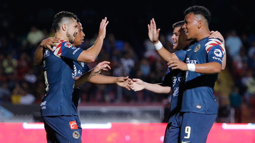 Jugadores de América celebran un gol