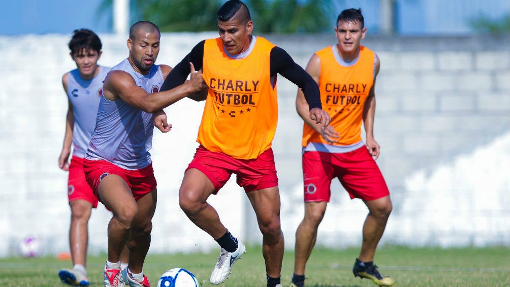 Carlos Salcido en entrenamiento con el Tiburón