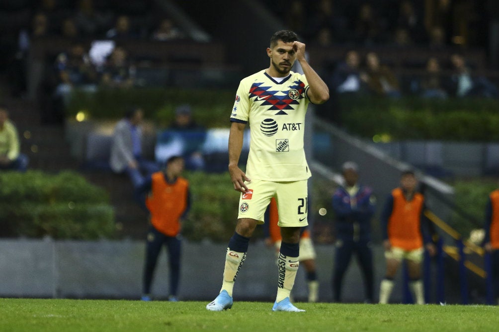 Henry Martín en el duelo ante Santos