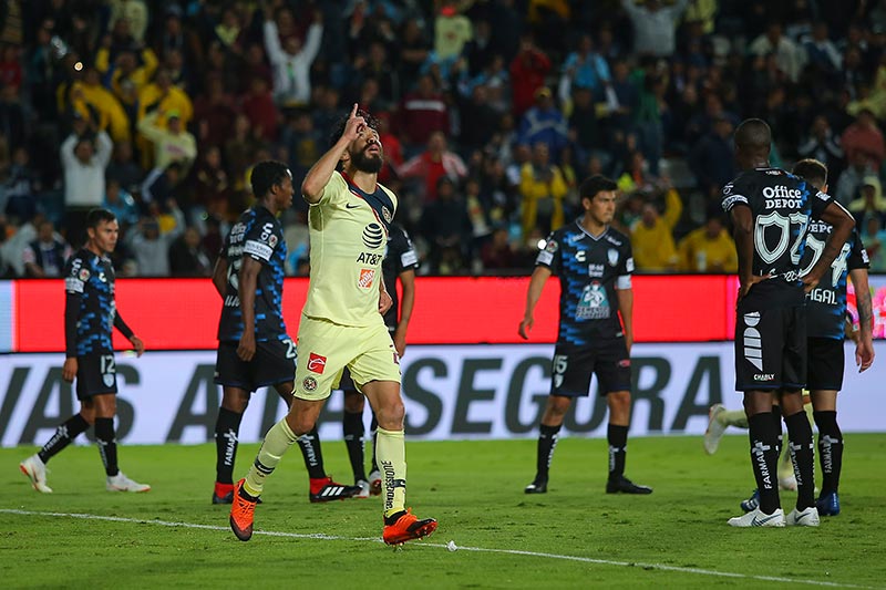 Oribe Peralta celebra un gol con América