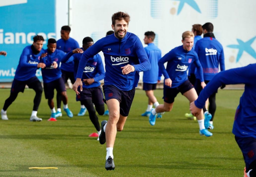 Piqué en un entrenamiento con el Barça