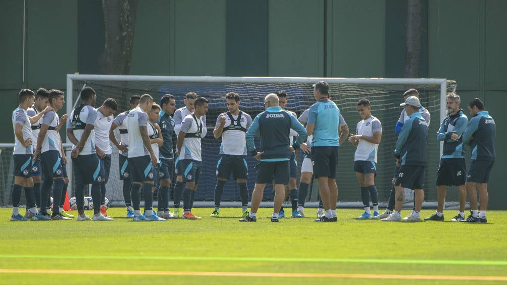 Cuerpo técnico y jugadores hablando previo a un entrenamiento 