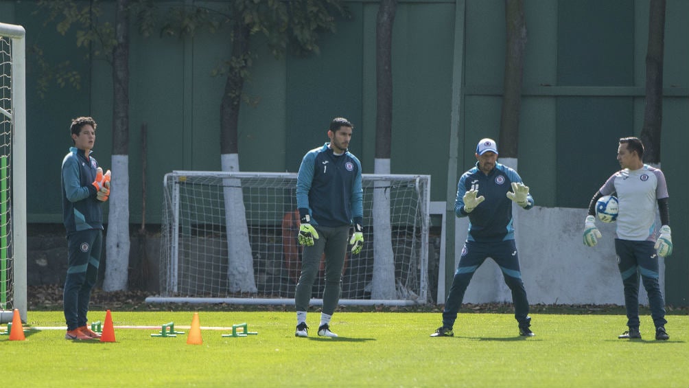 Corona y Oscar Pérez en la practica de porteros 