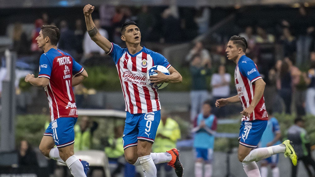 Alan Pulido festeja un gol con Chivas