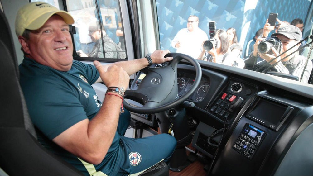 Miguel Herrera manejando el nuevo autobús del América