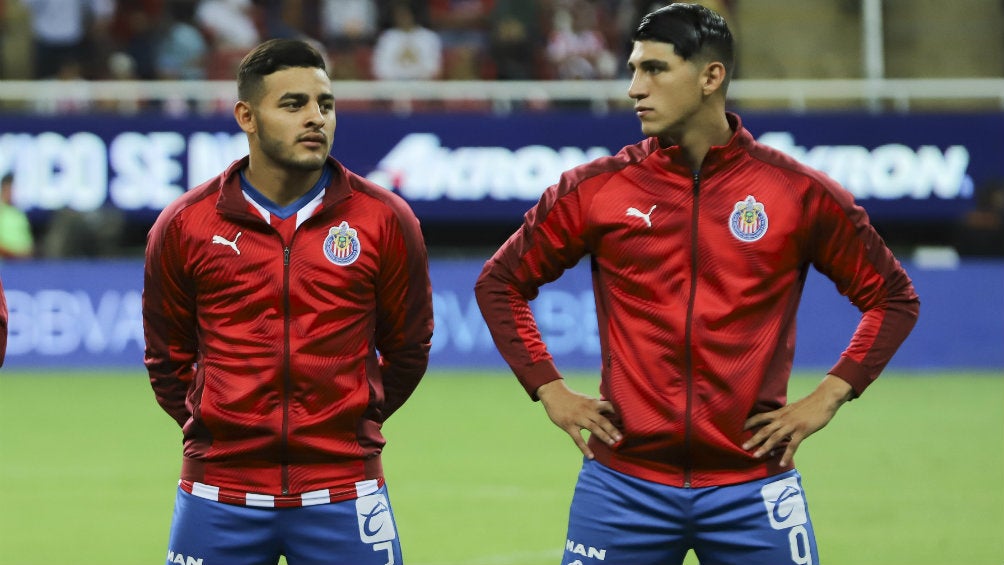 Alexis Vega y Alan Pulido previo al inicio de un enfrentamiento