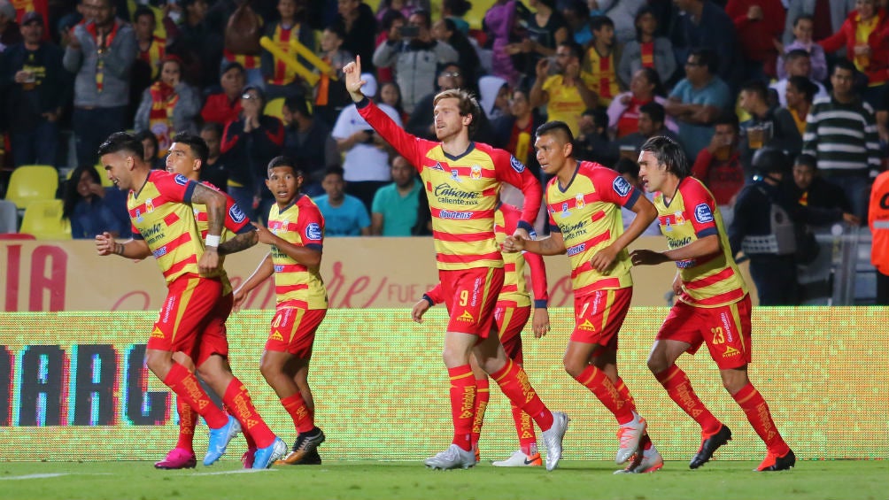 Jugadores de Monarcars celebrando un gol ante Puebla