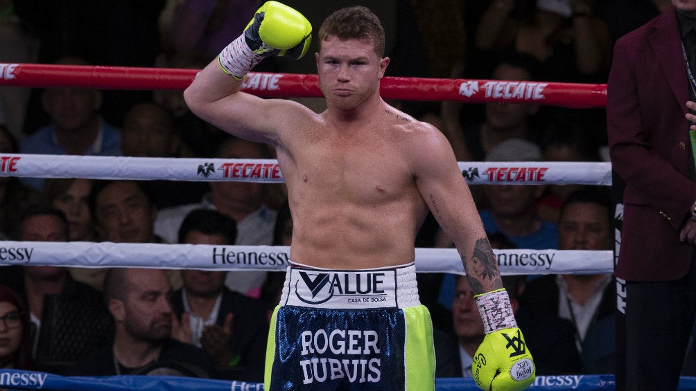 Canelo Álvarez celebra su triunfo ante Kovalev