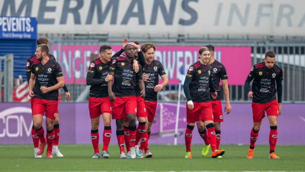 Jugadores del Excelsior Rotterdam consolando a su compañero Ahmed Mendes Moreira