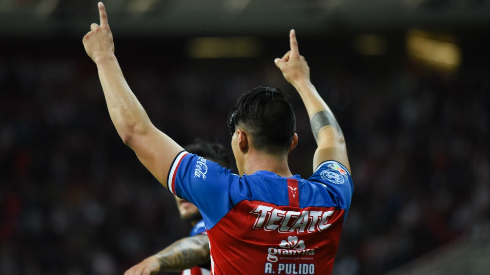 Alan Pulido celebrando un gol ante Querétaro