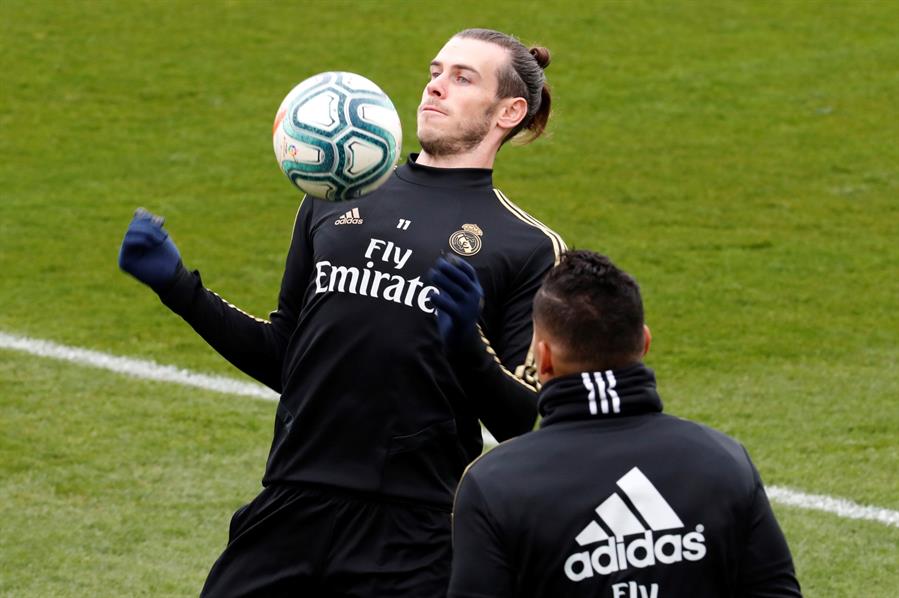 Bale controla el balón con el pecho