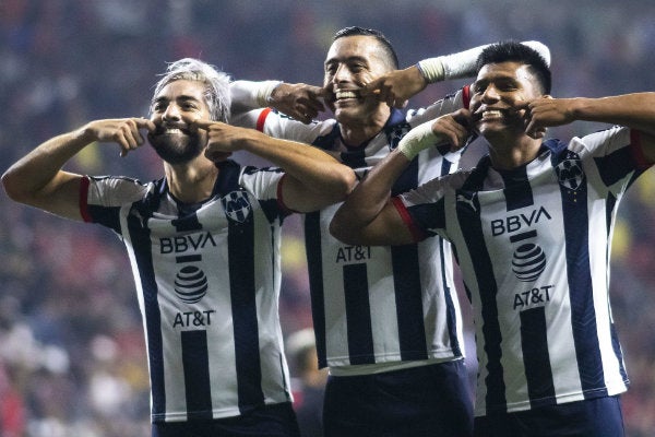 Jugadores de Rayados festejando una anotación de Rodolfo Pizarro