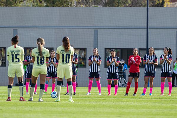 Las jugadoras de América y Rayadas previo al  partido