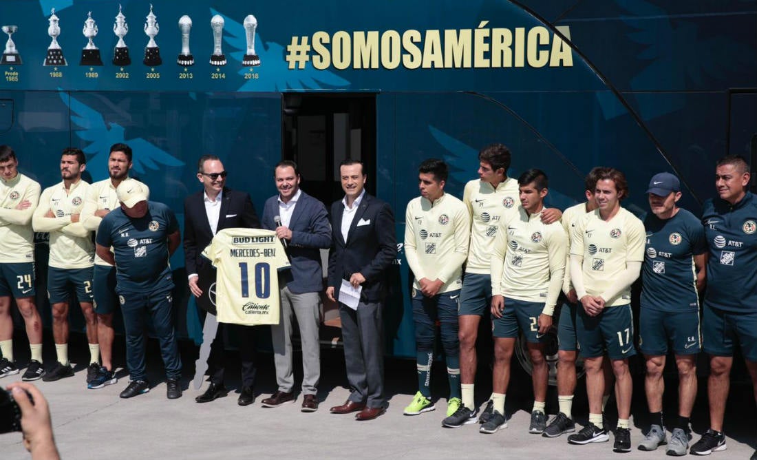 Jugadores y directivos del América en la presentación del nuevo autobús