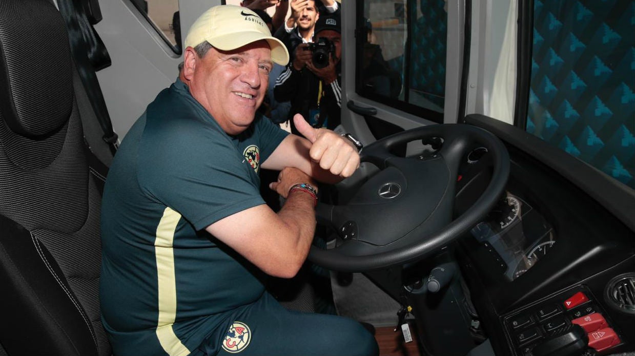 Miguel Herrera manejando el nuevo autobús del América