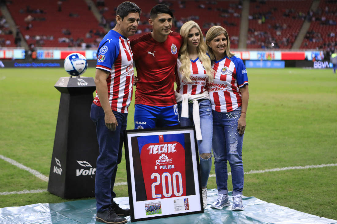 Alan Pulido recibiendo un reconocimiento por sus 200 partidos con Chivas