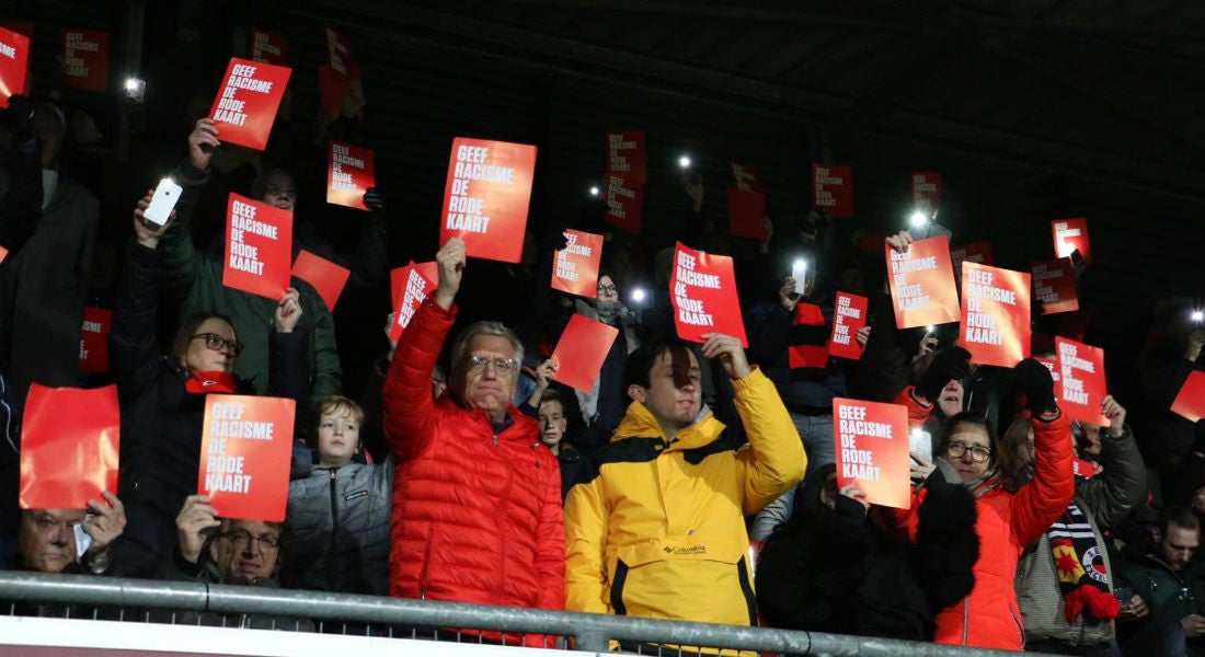 Espectadores muestran tarjeta roja ante el racismo