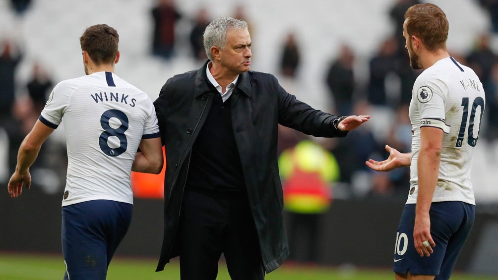 Mourinho felicita a sus jugadores tras la victoria 