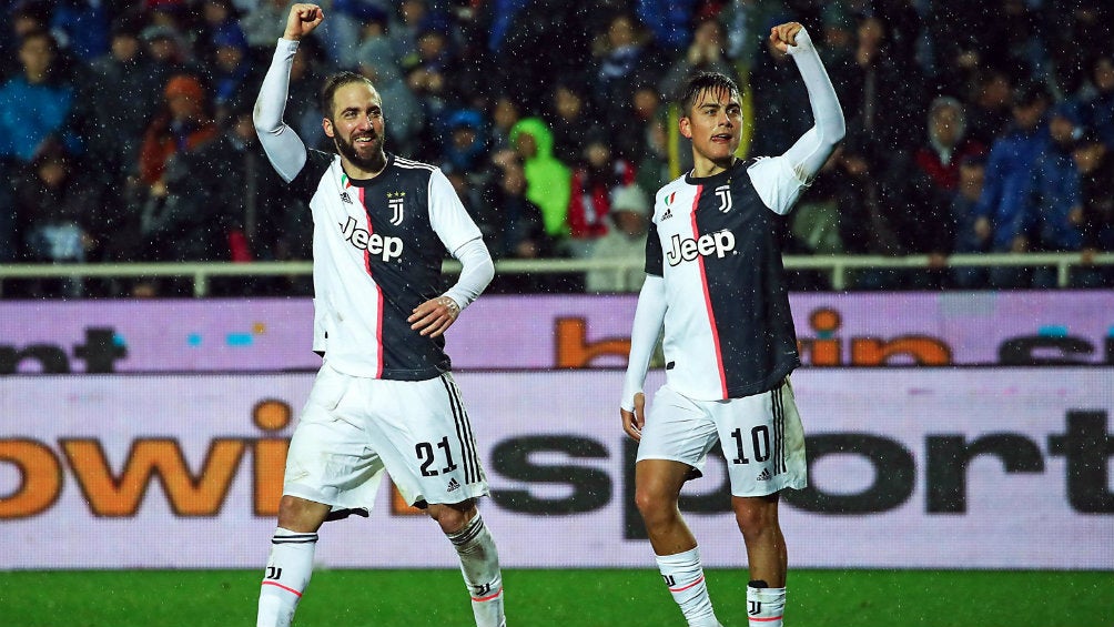 Higuaín y Dybala celebrando una anotación ante Atalanta