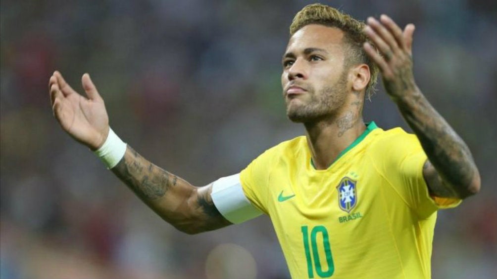 Neymar durante un partido con Brasil 