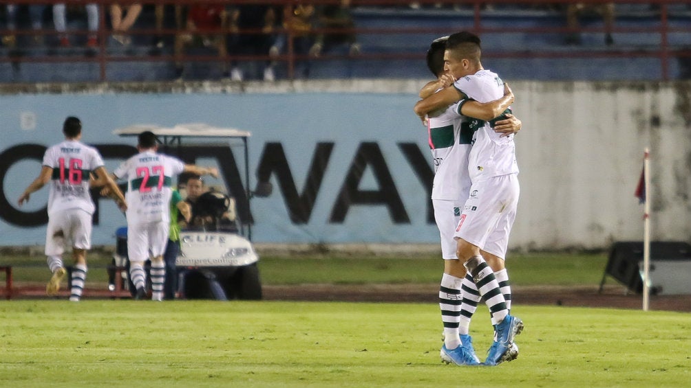 Jugadores del Zacatepec festejan el gol de Gustavo Ramírez