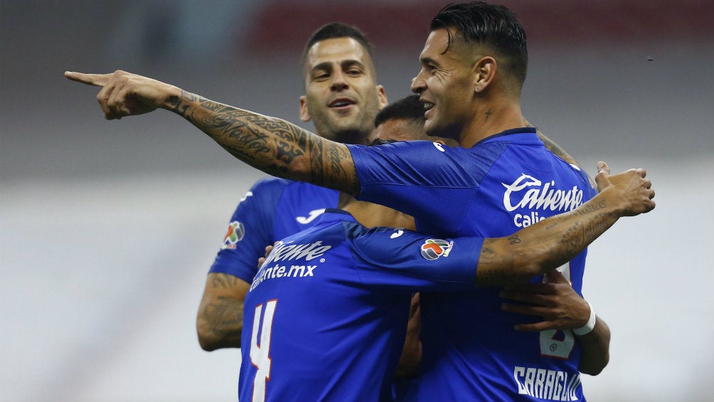 Jugadores de Cruz Azul festejando gol