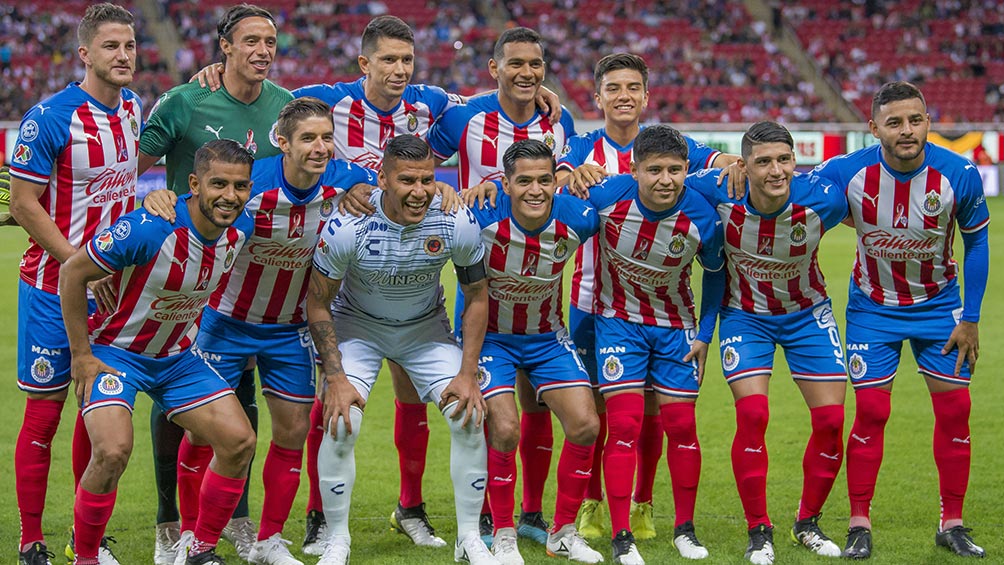 Salcido posa con los jugadores de Chivas