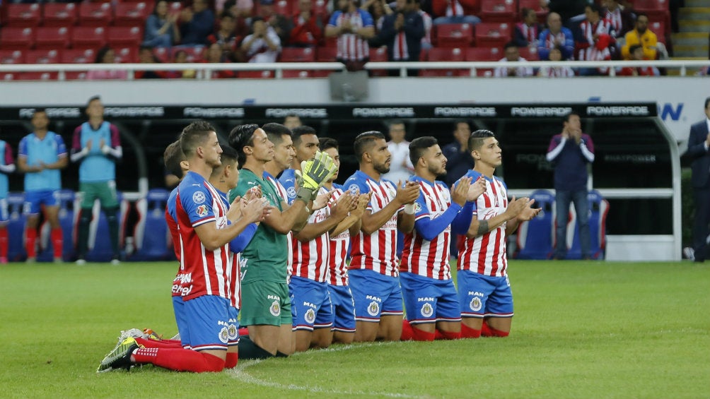 Chivas durante el minuto de silencio en el Estadio Akron