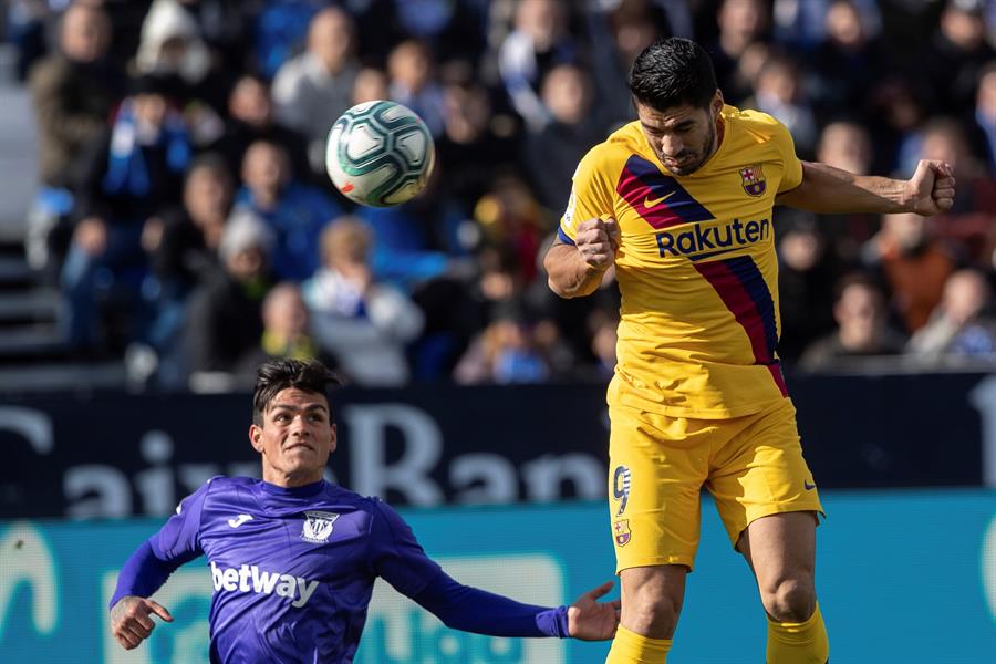 Suárez remata a puerta para vencer al portero