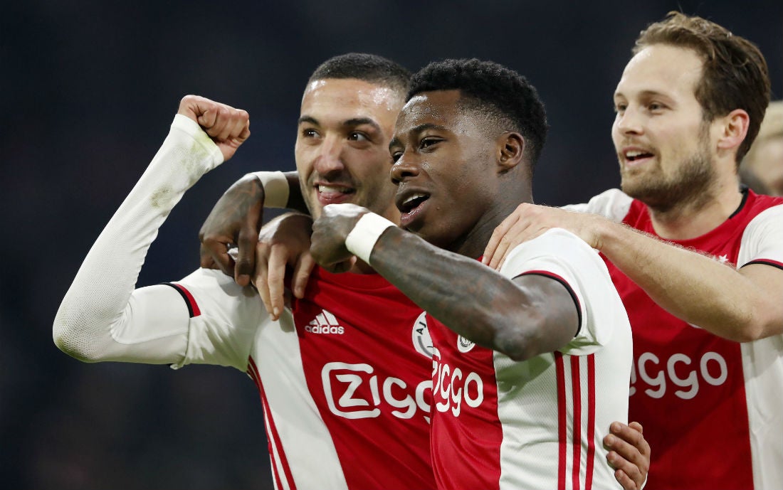 Hakim Ziyech, Quincy Promes y Daley Blind celebrando el 3-0 ante Heracles