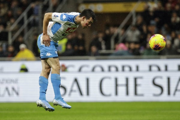 Chuky Lozano rematando para vencer al meta rossoneri