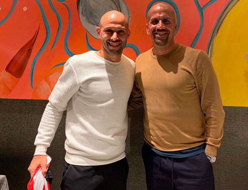 Mascherano con Juan Sebastián Verón en China