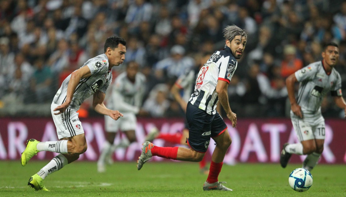 Rodolfo Pizarro manejando el balón