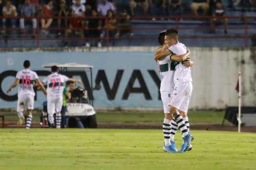 Los Cañeros festejan un gol ante el Atlante