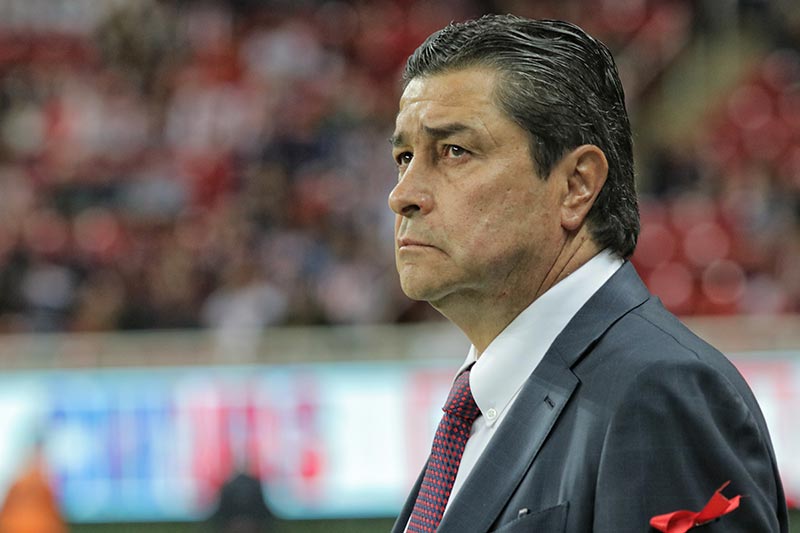 Luis Fernando Tena observa el partido de Chivas