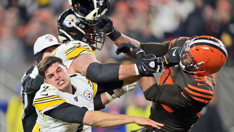 Mason Rudolph justo antes de ser golpeado por Myles Garrett