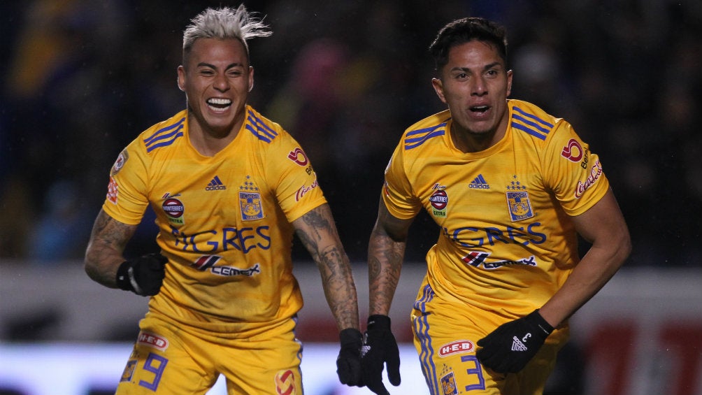 Eduardo Vargas y Carlos Salcedo festejan un gol de Tigres