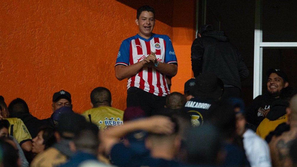 El aficionado de Chivas antes de ser golpeado por La Rebel