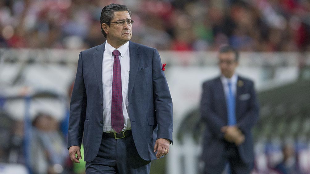 Luis Fernando Tena observa el partido de Chivas