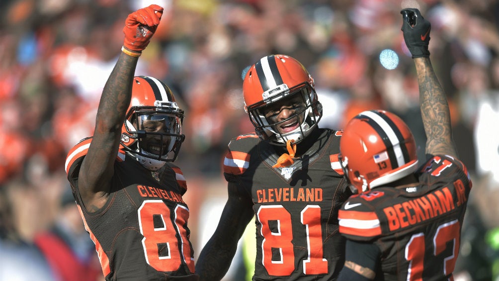 Jarvis Landry celebra un touchdown con Odell Beckham Jr. y Rashard Higgins